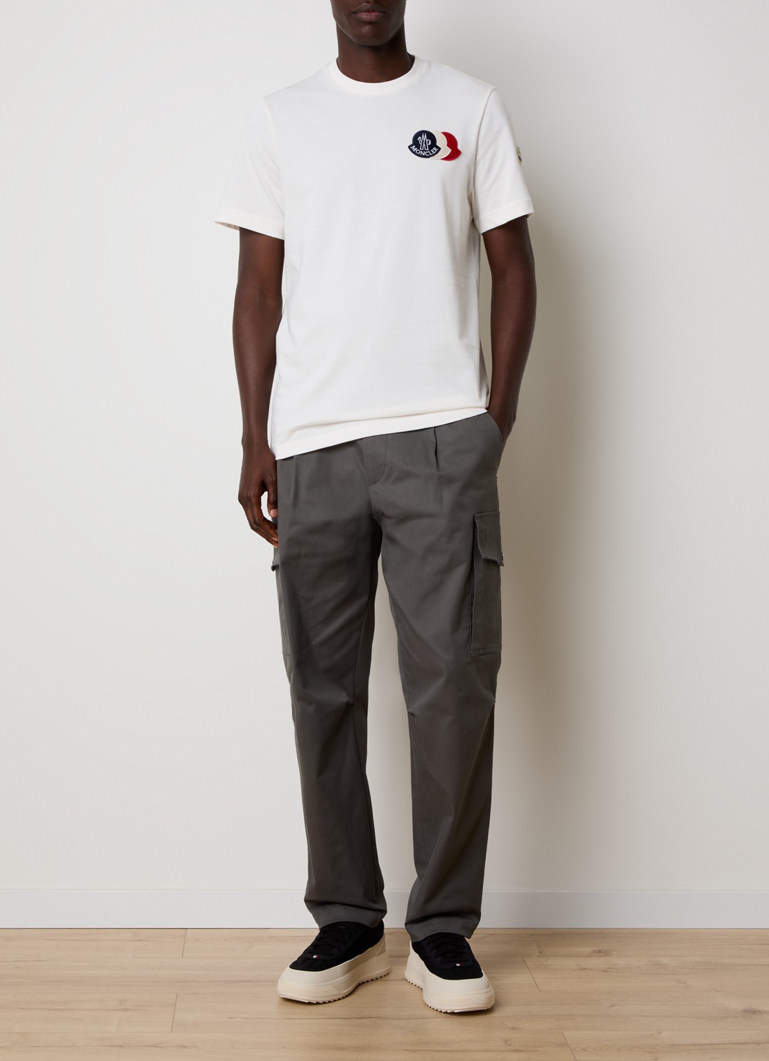 Moncler T-shirt met logoborduring - voorkant 2 creme