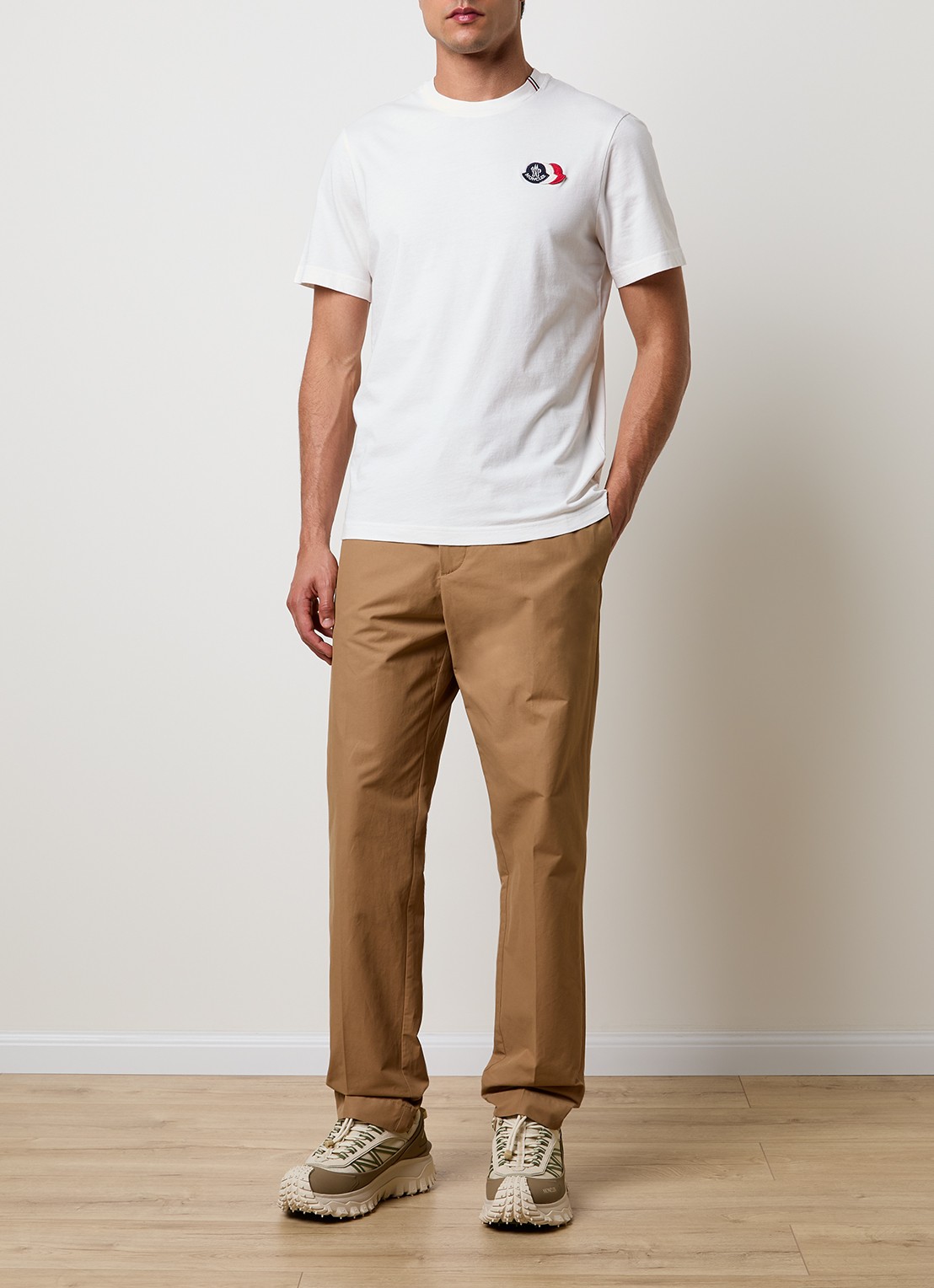 Moncler T-shirt met logoborduring - voorkant 2 gebroken wit