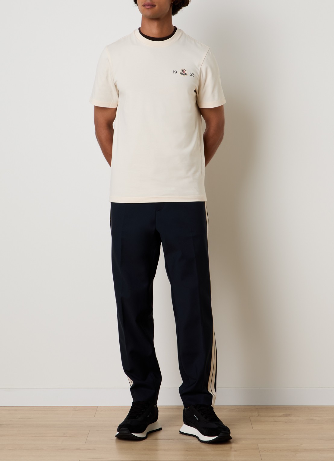 Moncler T-shirt met logoborduring - voorkant 5 creme