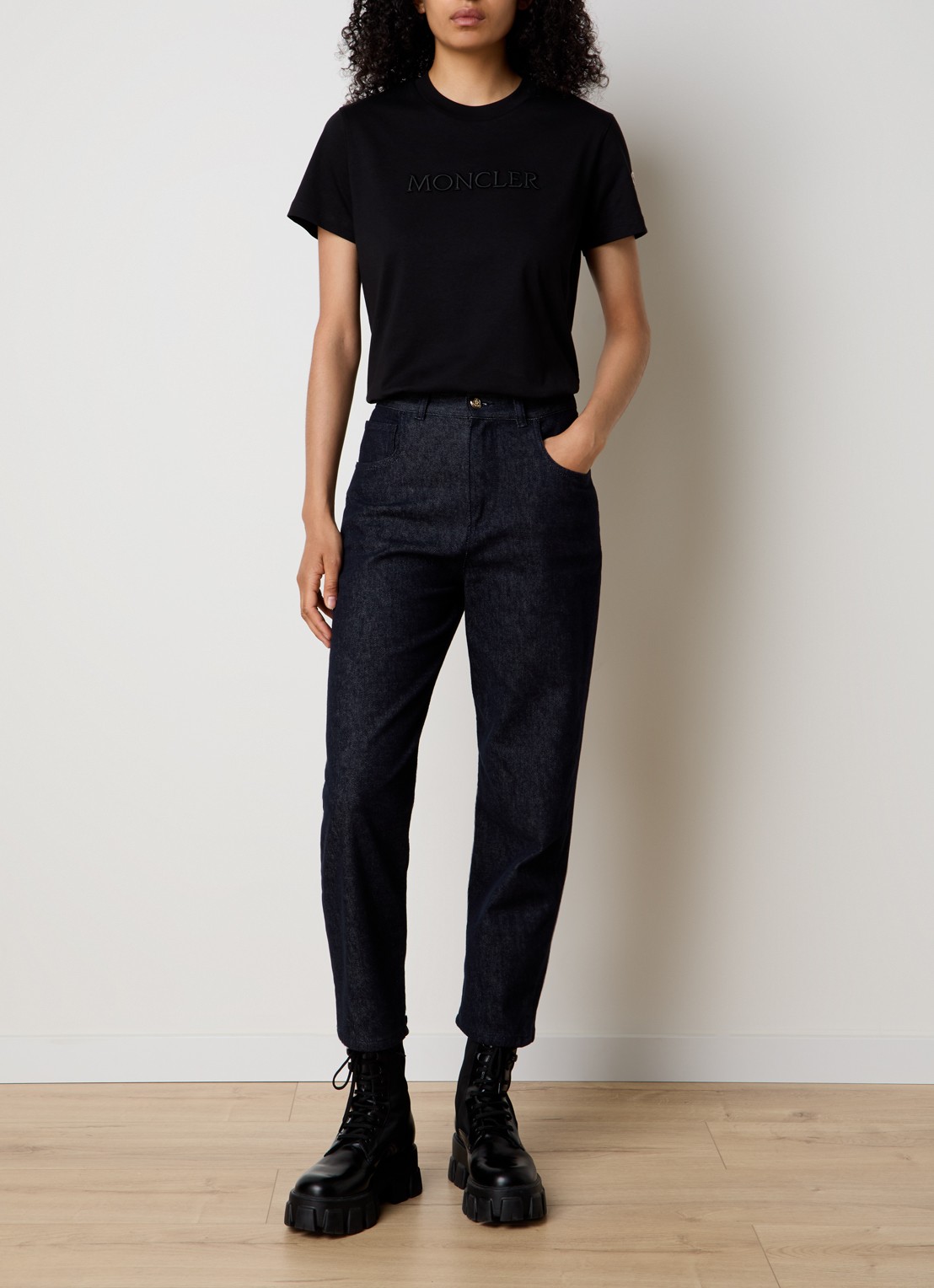 Moncler T-shirt met logoborduring - voorkant 2 zwart