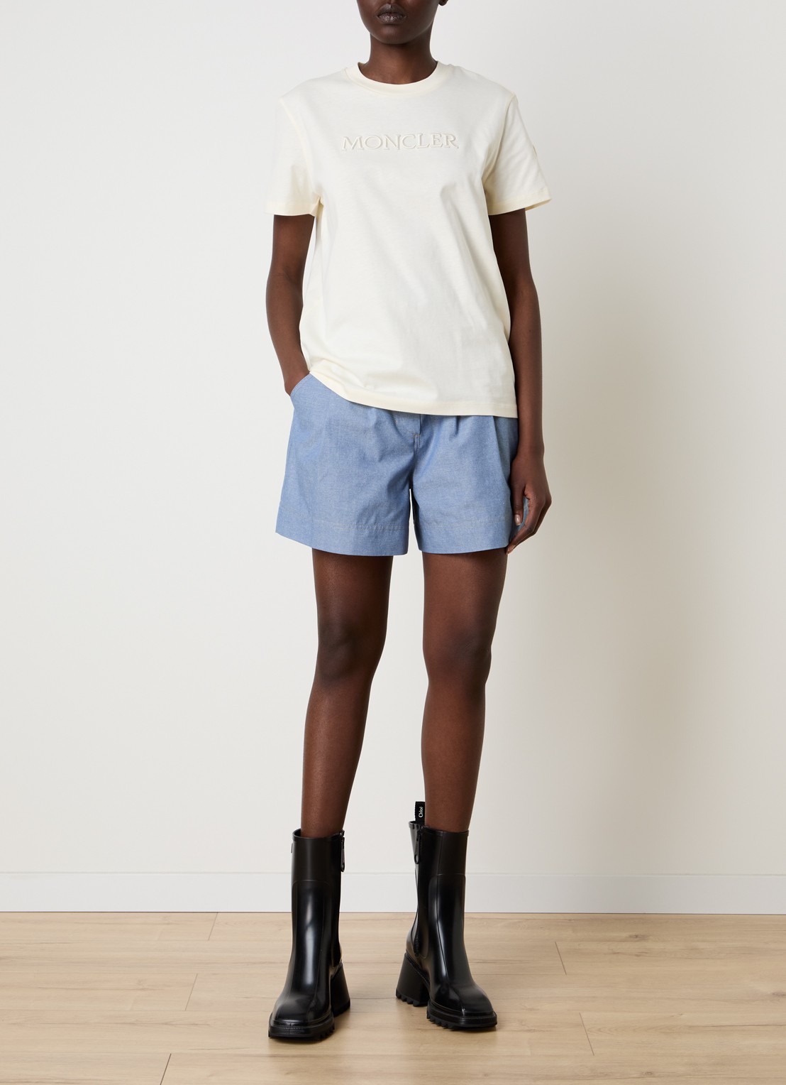 Moncler T-shirt met logoborduring - voorkant 3 gebroken wit