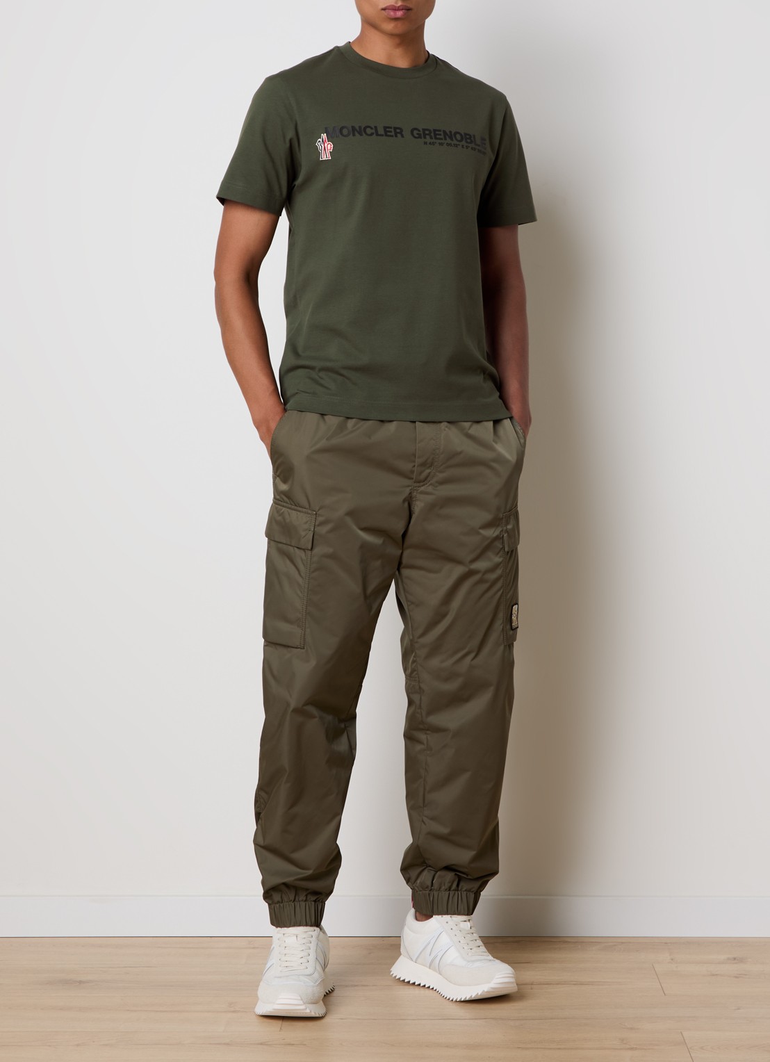 Moncler T-shirt met logoprint - voorkant 2 legergroen