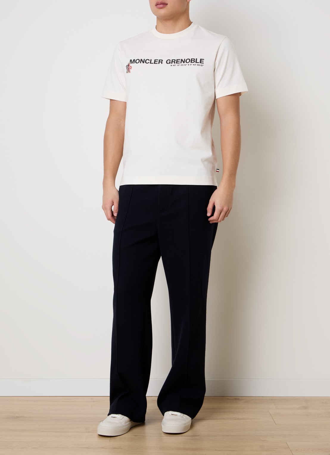 Moncler T-shirt met logoprint - voorkant 2 gebroken wit