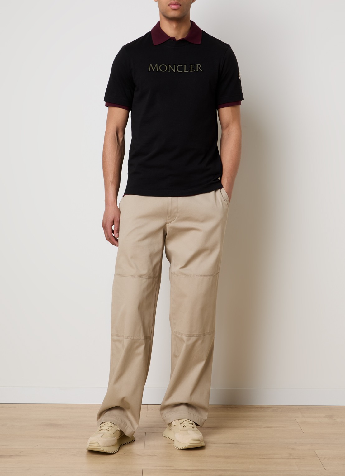 Moncler T-shirt met logoprint - voorkant 2 zwart