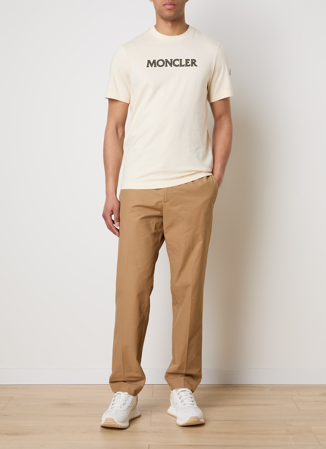 Moncler T-shirt met logoprint - voorkant 5 creme