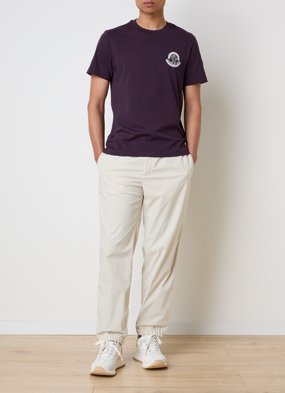 Moncler T-shirt met logoprint - voorkant 5 aubergine