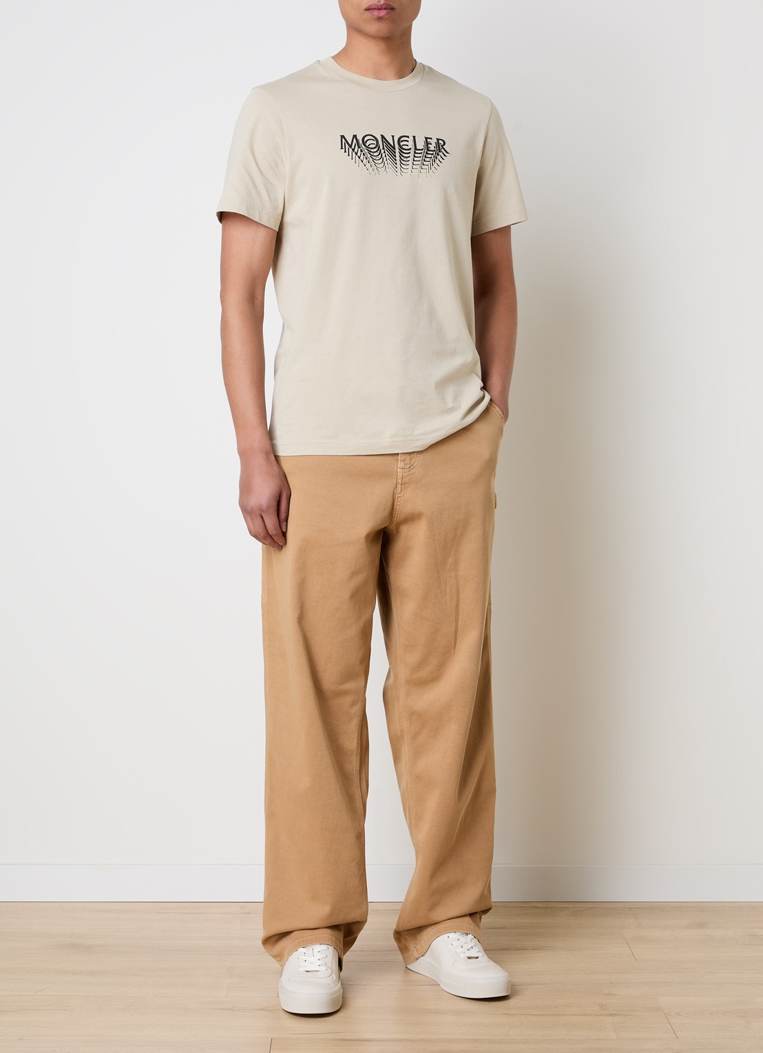 Moncler T-shirt met logoprint - voorkant 5 beige