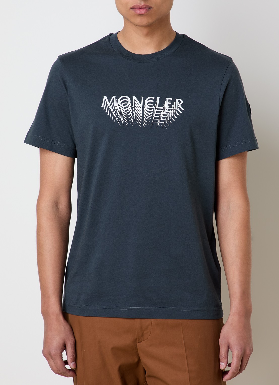 Moncler T-shirt met logoprint - detail donkergrijs