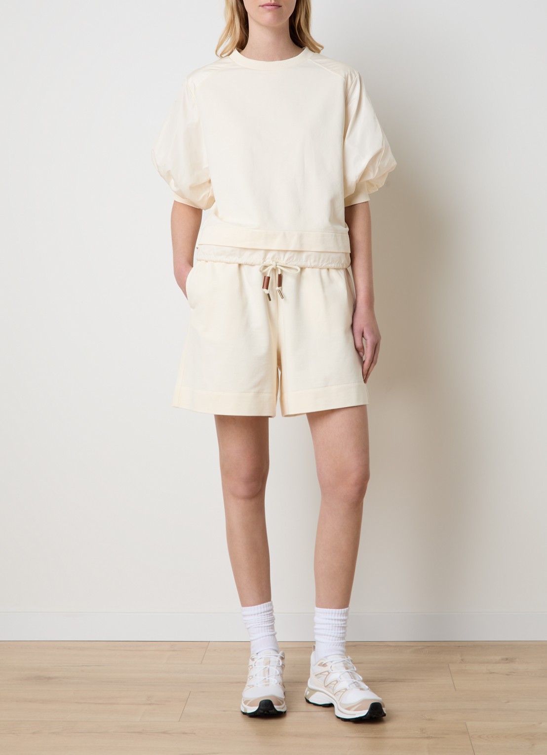 Moncler T-shirt met trekkoord en pofmouw - voorkant 5 creme