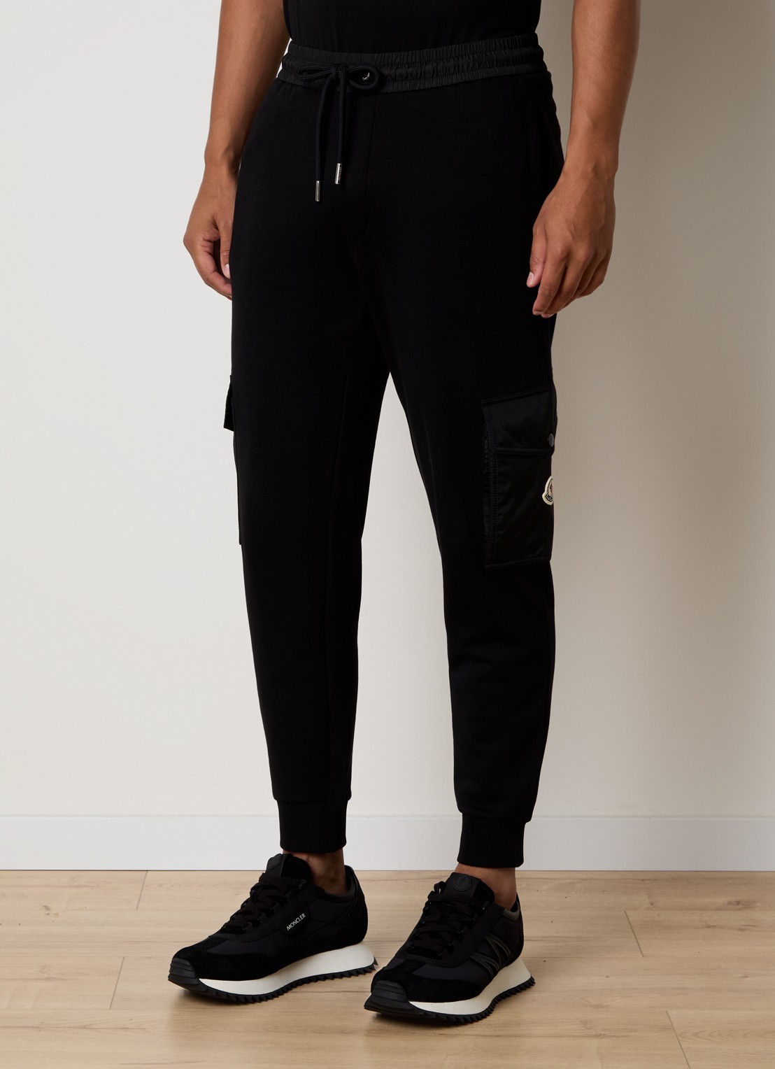 Moncler Tapered fit joggingbroek met klepzakken en logo - detail 4 zwart