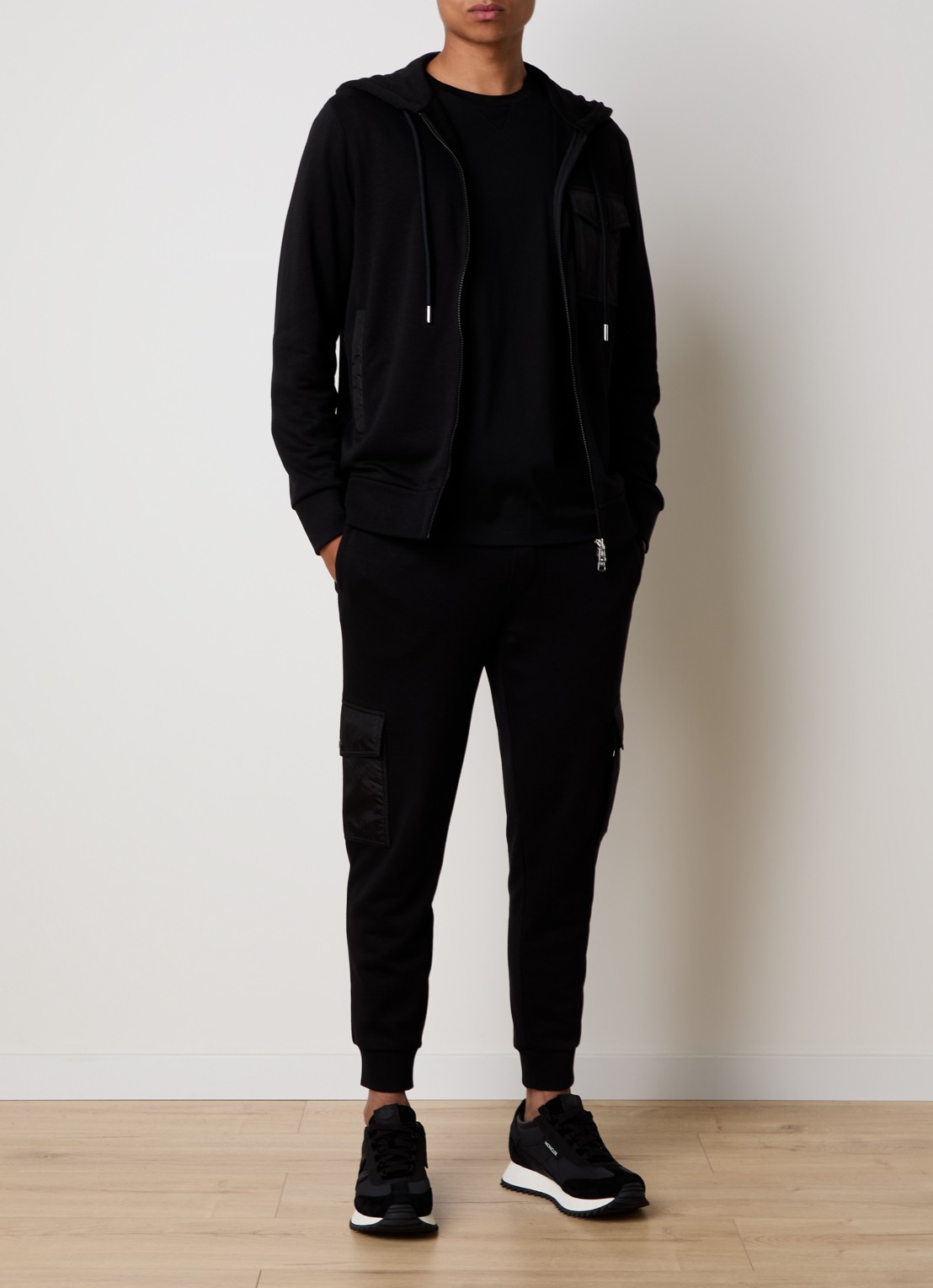 Moncler Tapered fit joggingbroek met klepzakken en logo - voorkant 3 zwart