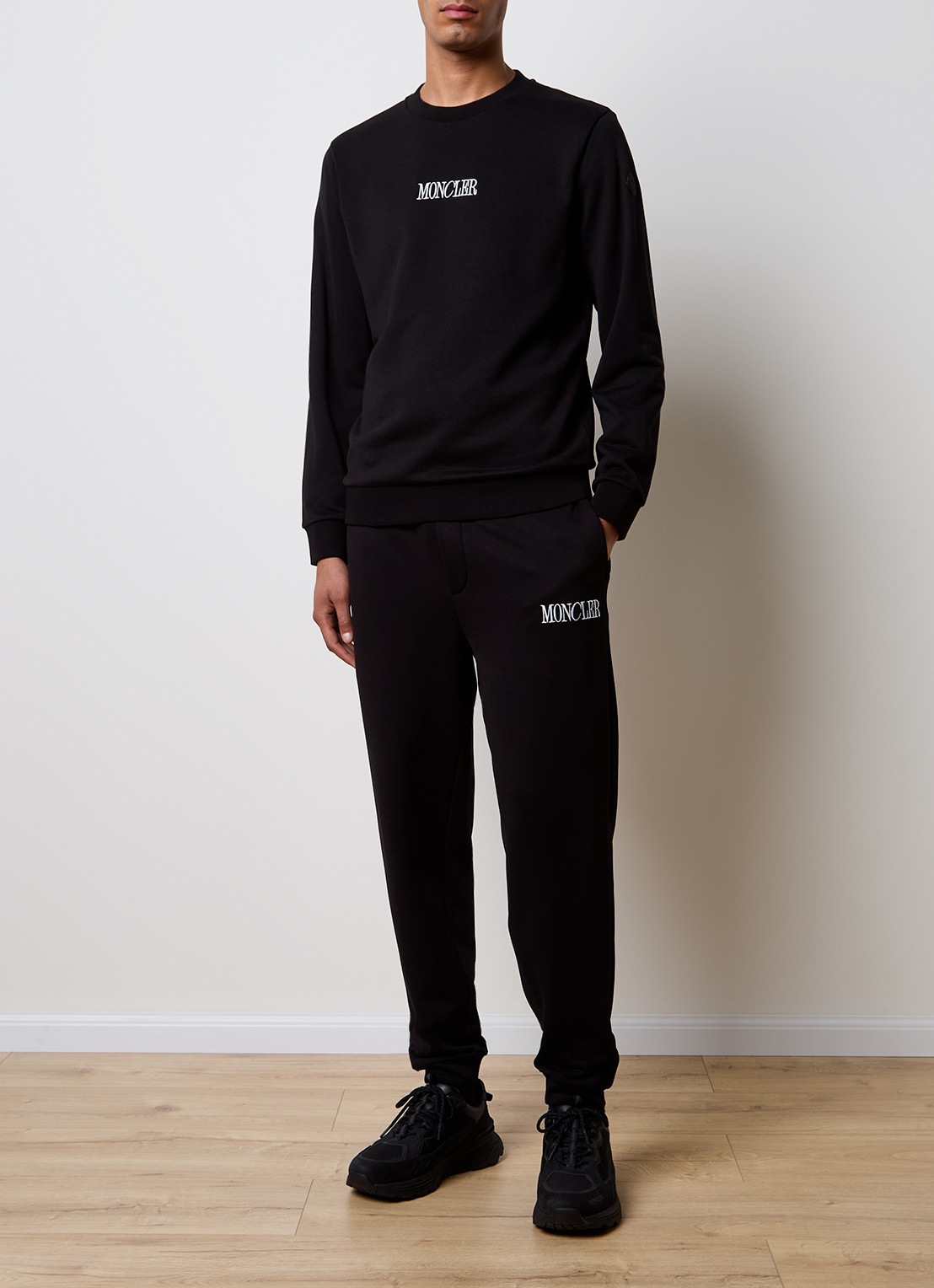 Moncler Tapered fit joggingbroek met logoborduring met steekzakken - voorkant 2 zwart