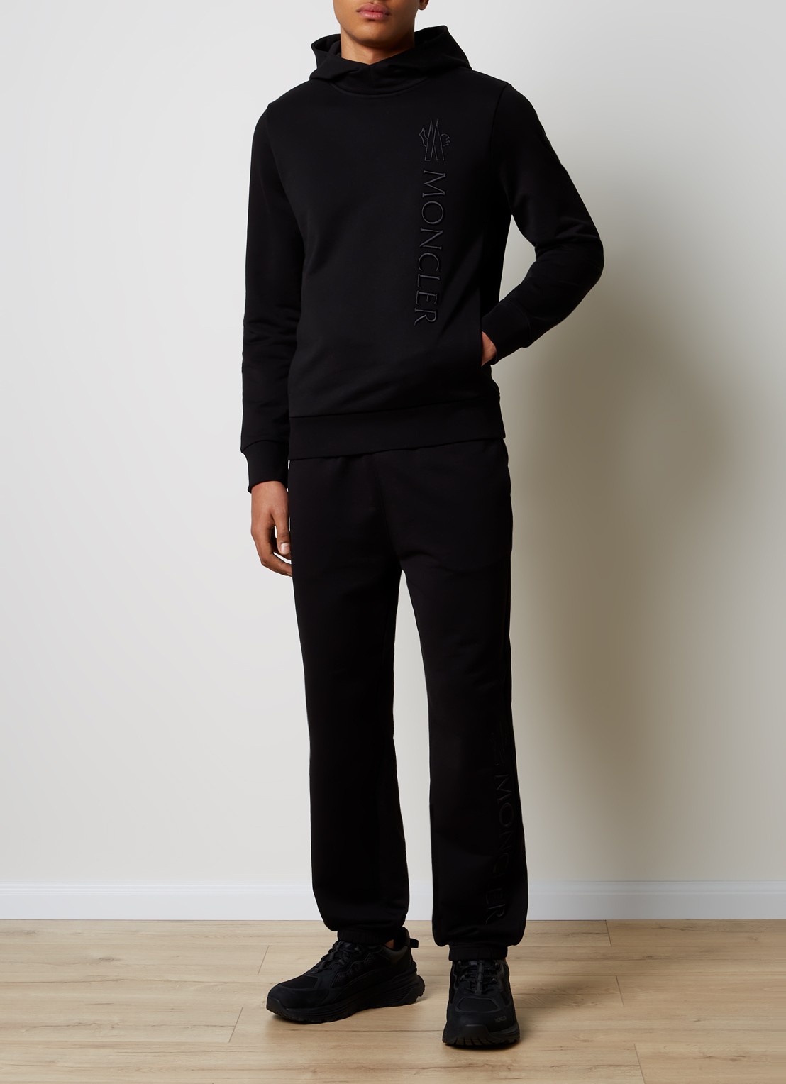 Moncler Tapered fit joggingbroek met logoborduring - voorkant 6 zwart