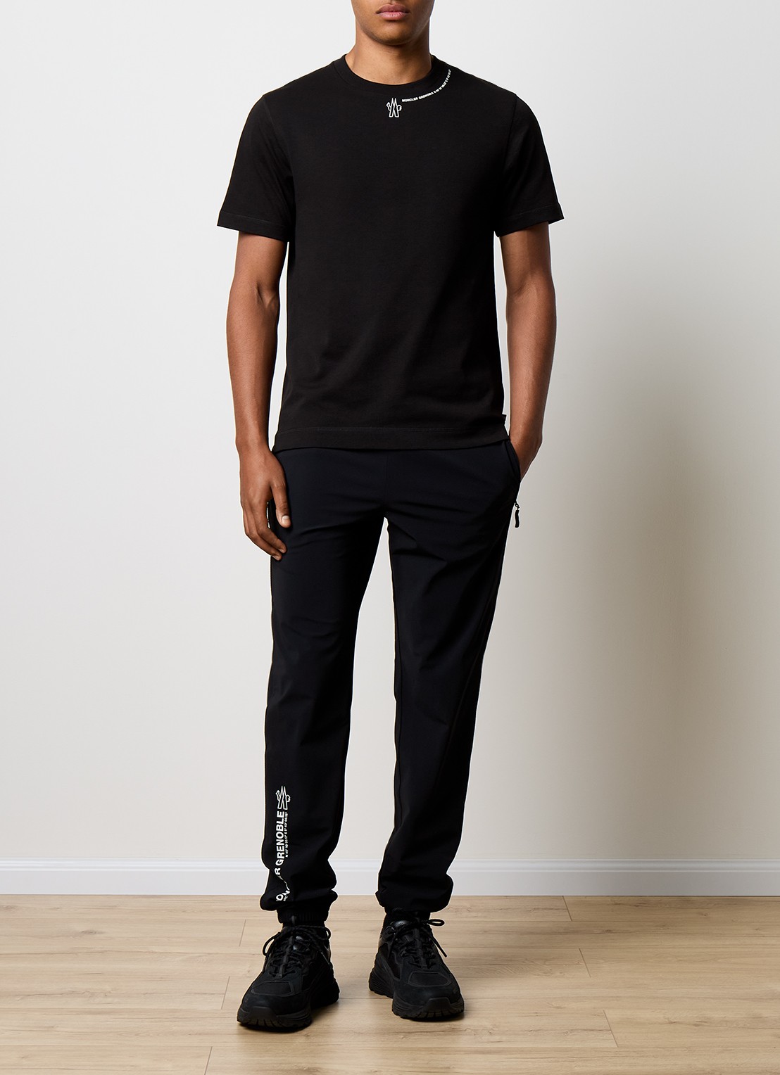 Moncler Tapered fit joggingbroek met ritszakken - voorkant 6 zwart