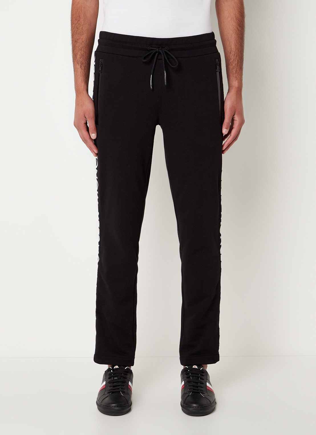Moncler Tapered fit trackpants met logoborduring en ritszakken - detail 2 zwart
