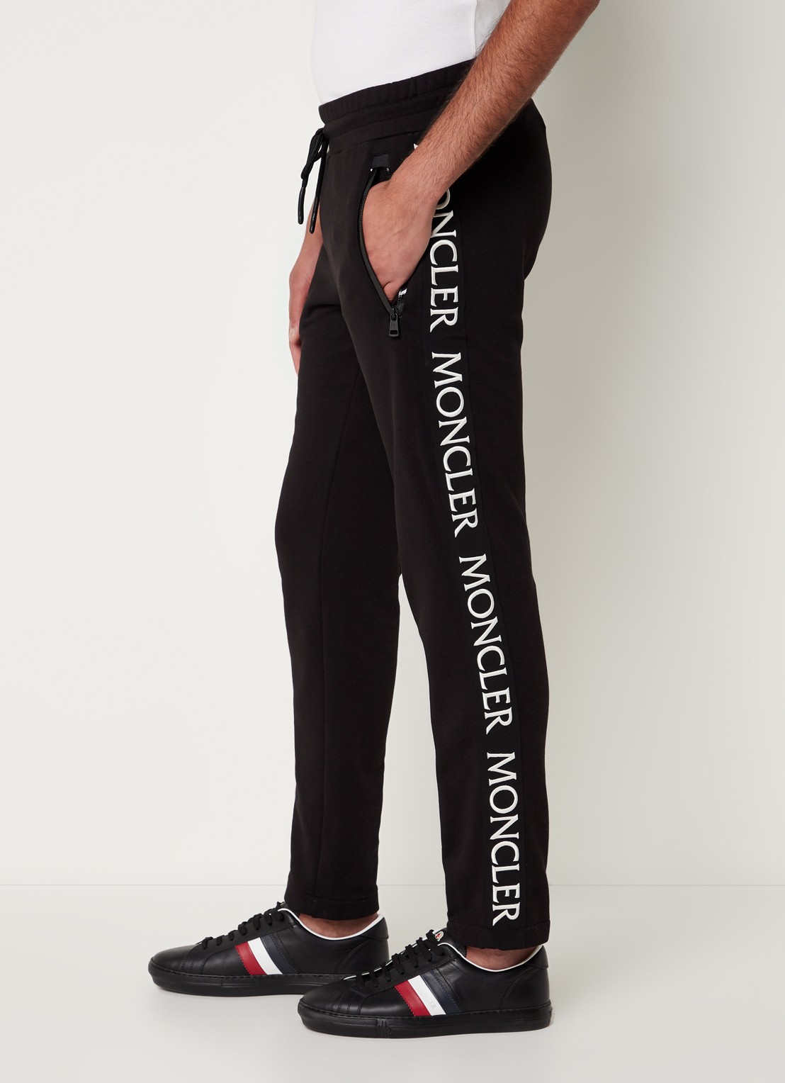 Moncler Tapered fit trackpants met logoborduring en ritszakken - detail 3 zwart
