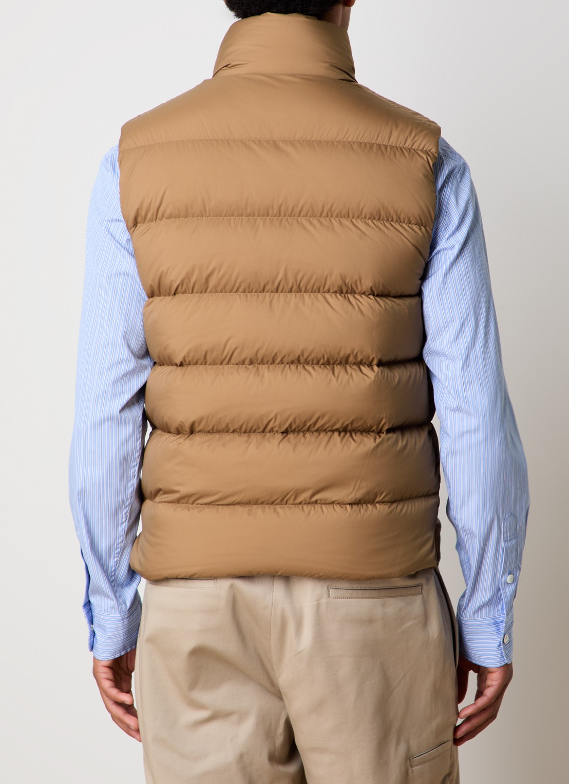 Moncler Tibb gewatteerde bodywarmer met donsvulling en logo - achterkant camel