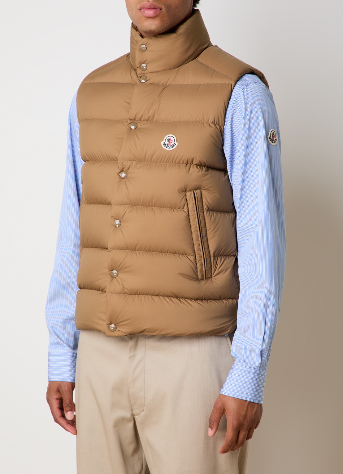 Moncler Tibb gewatteerde bodywarmer met donsvulling en logo - detail 2 camel