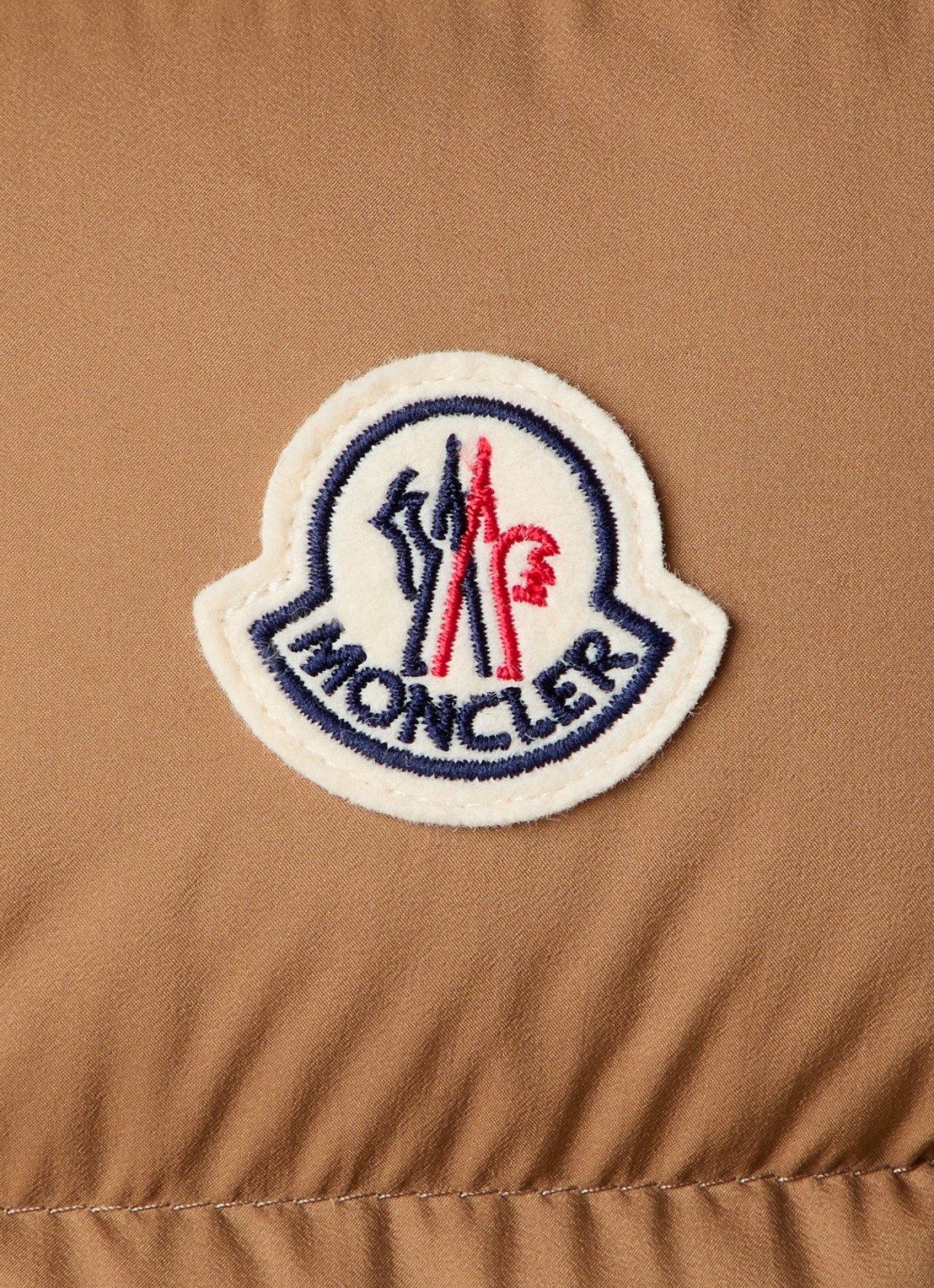 Moncler Tibb gewatteerde bodywarmer met donsvulling en logo - detail 4 camel