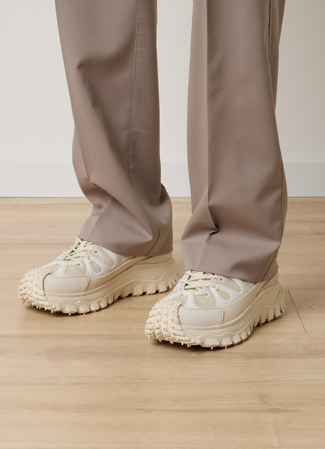 Moncler Trailgrip Amoeba sneaker van leer met mesh details - voorkant 2 beige