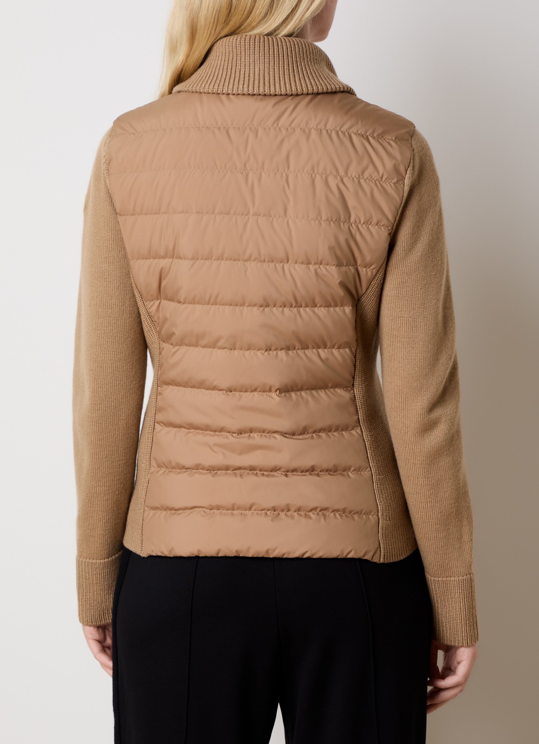Moncler Tricot fijngebreid vest van scheerwol met gewatteerd voor- en achterpand - achterkant camel
