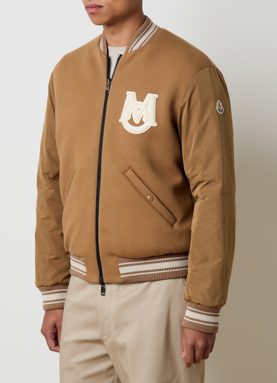 Moncler Vennes reversible baseball jack met donsvulling en logo - detail cognac
