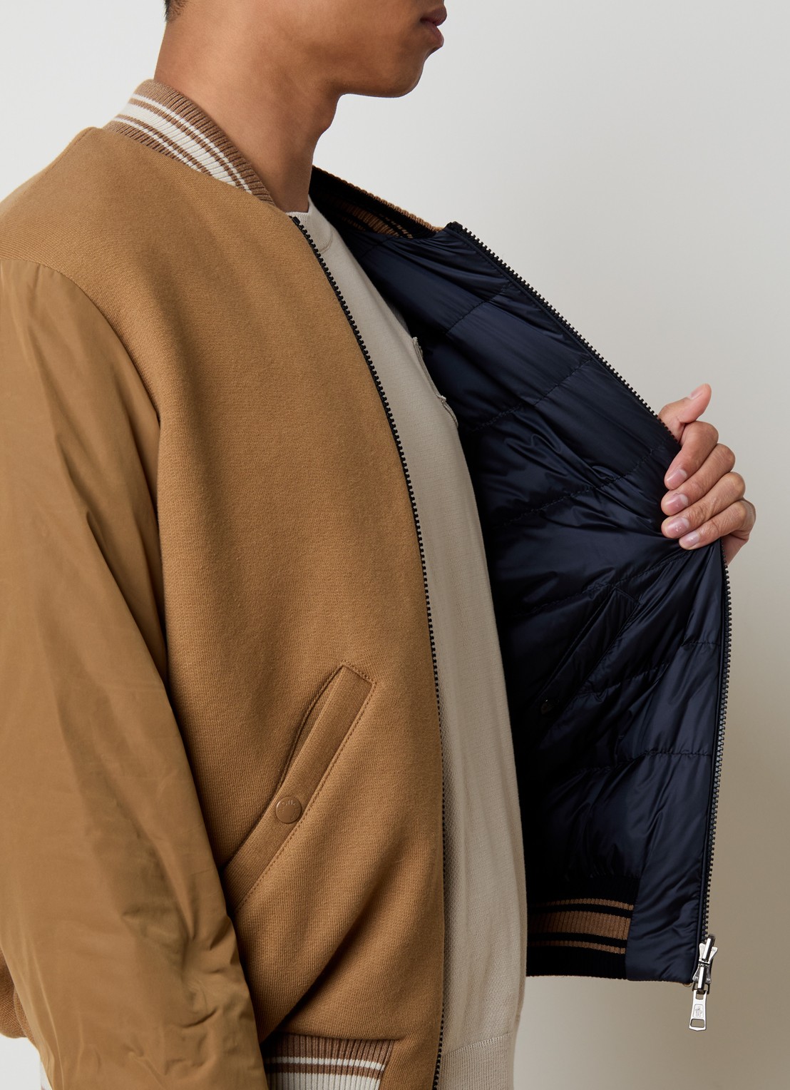 Moncler Vennes reversible baseball jack met donsvulling en logo - detail 2 cognac
