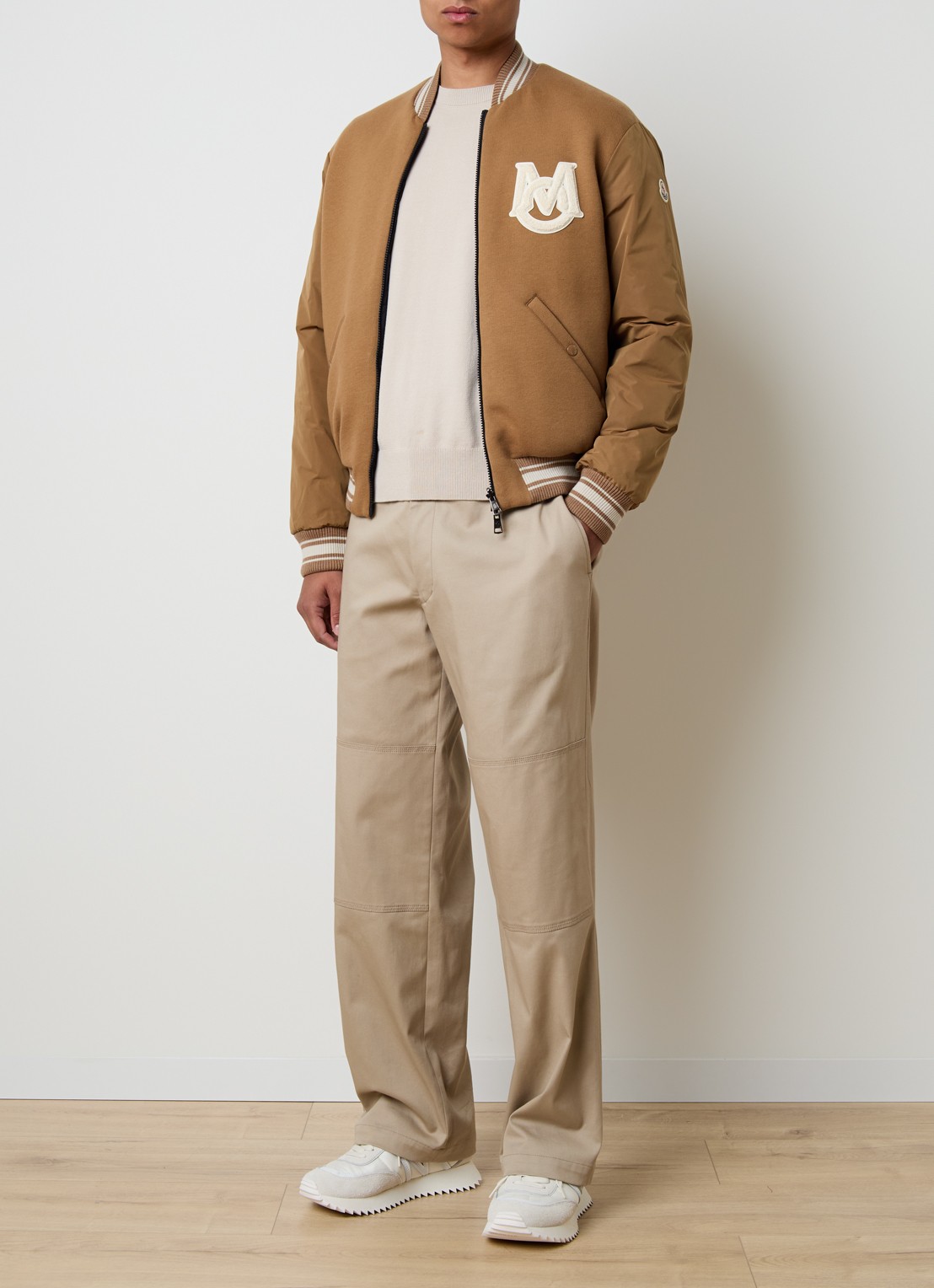 Moncler Vennes reversible baseball jack met donsvulling en logo - voorkant 6 cognac