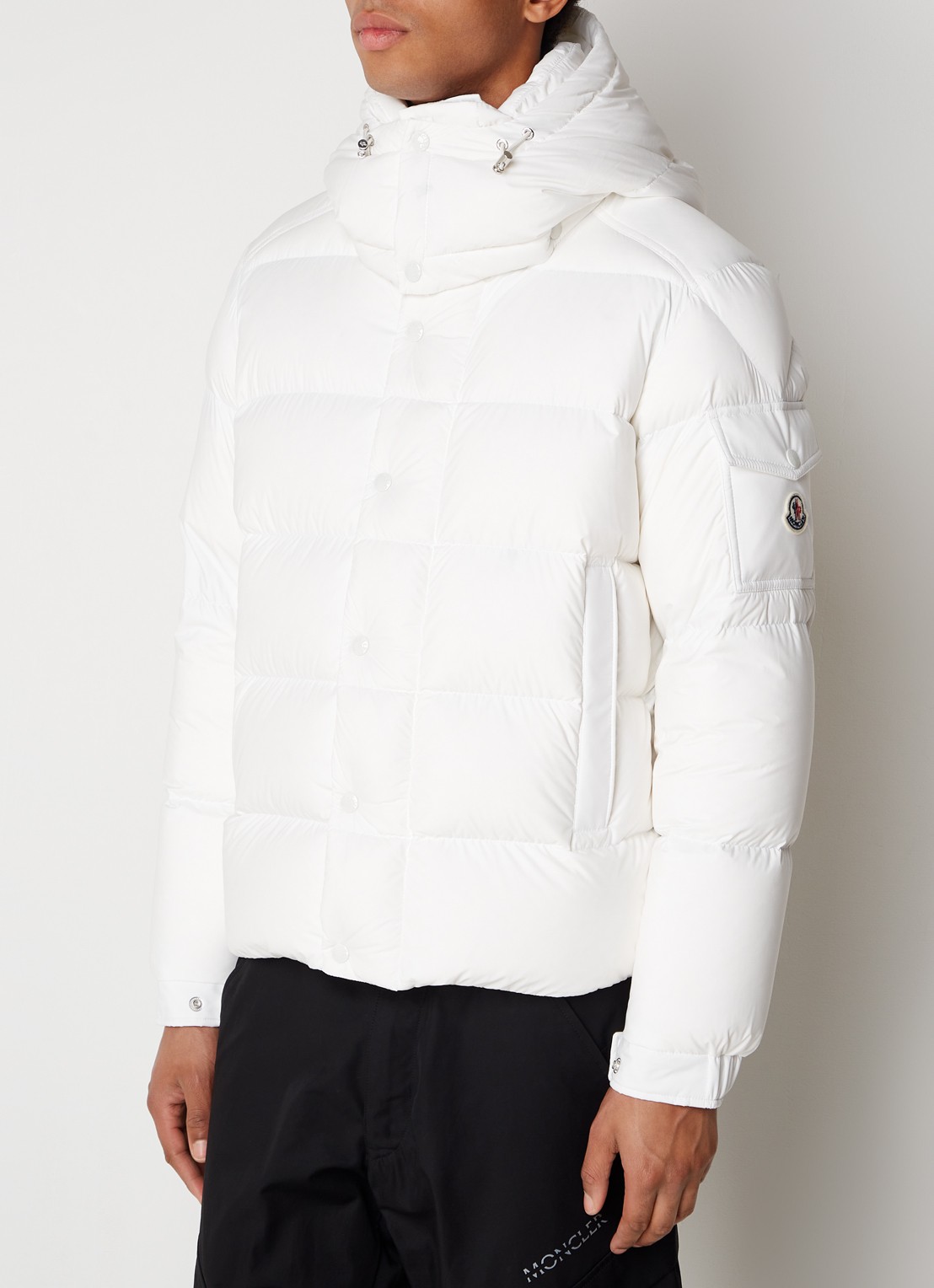 Moncler Vezere puffer jack met donsvulling en afneembare capuchon - detail gebroken wit