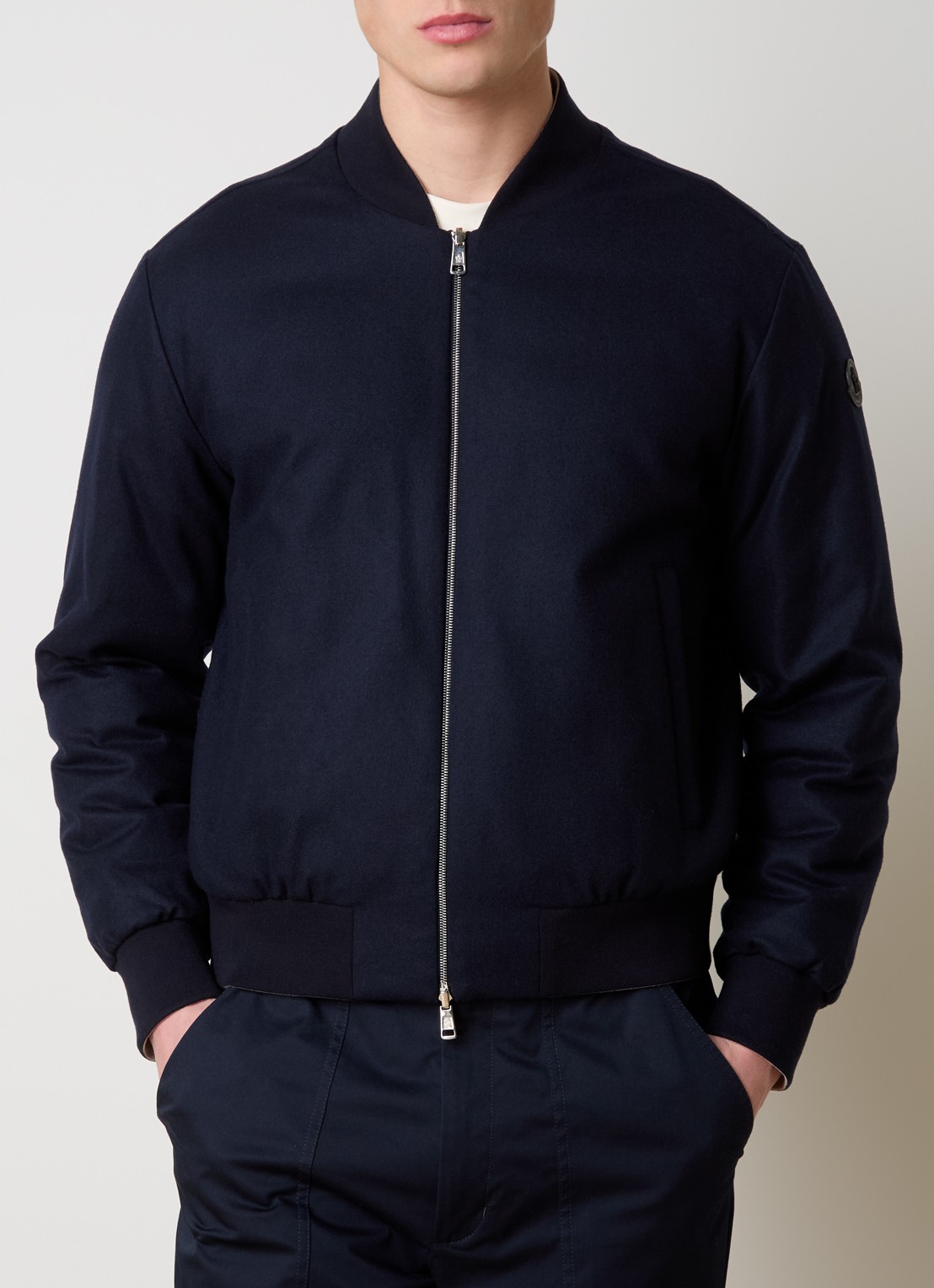 Moncler Villerest bomberjack in kasjmierblend met donsvulling - detail 4 donkerblauw