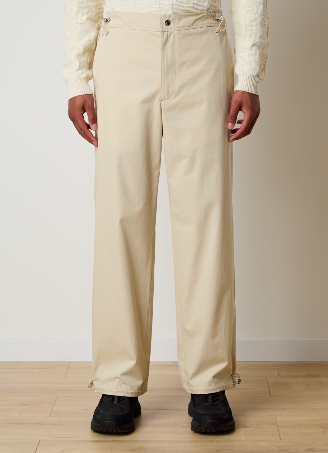 Moncler Wide fit chino met logoborduring en steekzakken - detail 3 beige