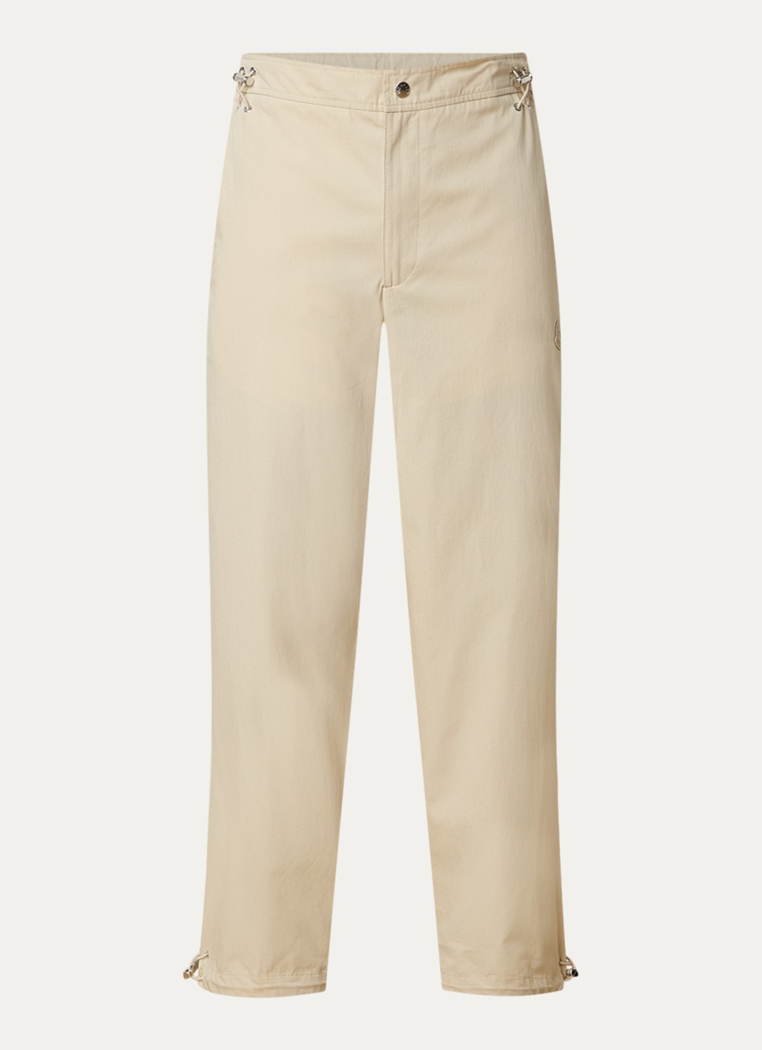 Moncler Wide fit chino met logoborduring en steekzakken - voorkant beige