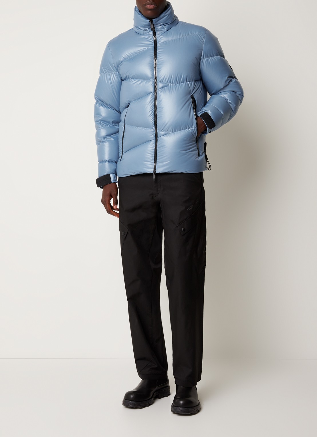 Moncler Yonne puffer jack met donsvulling en afneembare capuchon  - voorkant 3 lichtblauw