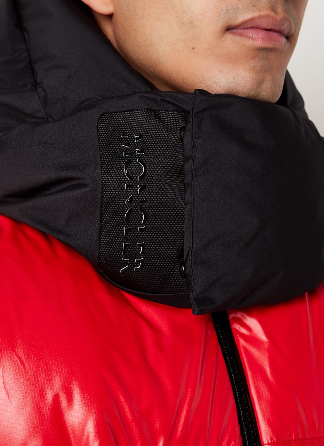 Moncler Zubair puffer jack met donsvulling en afneembare capuchon - detail 3 steenrood