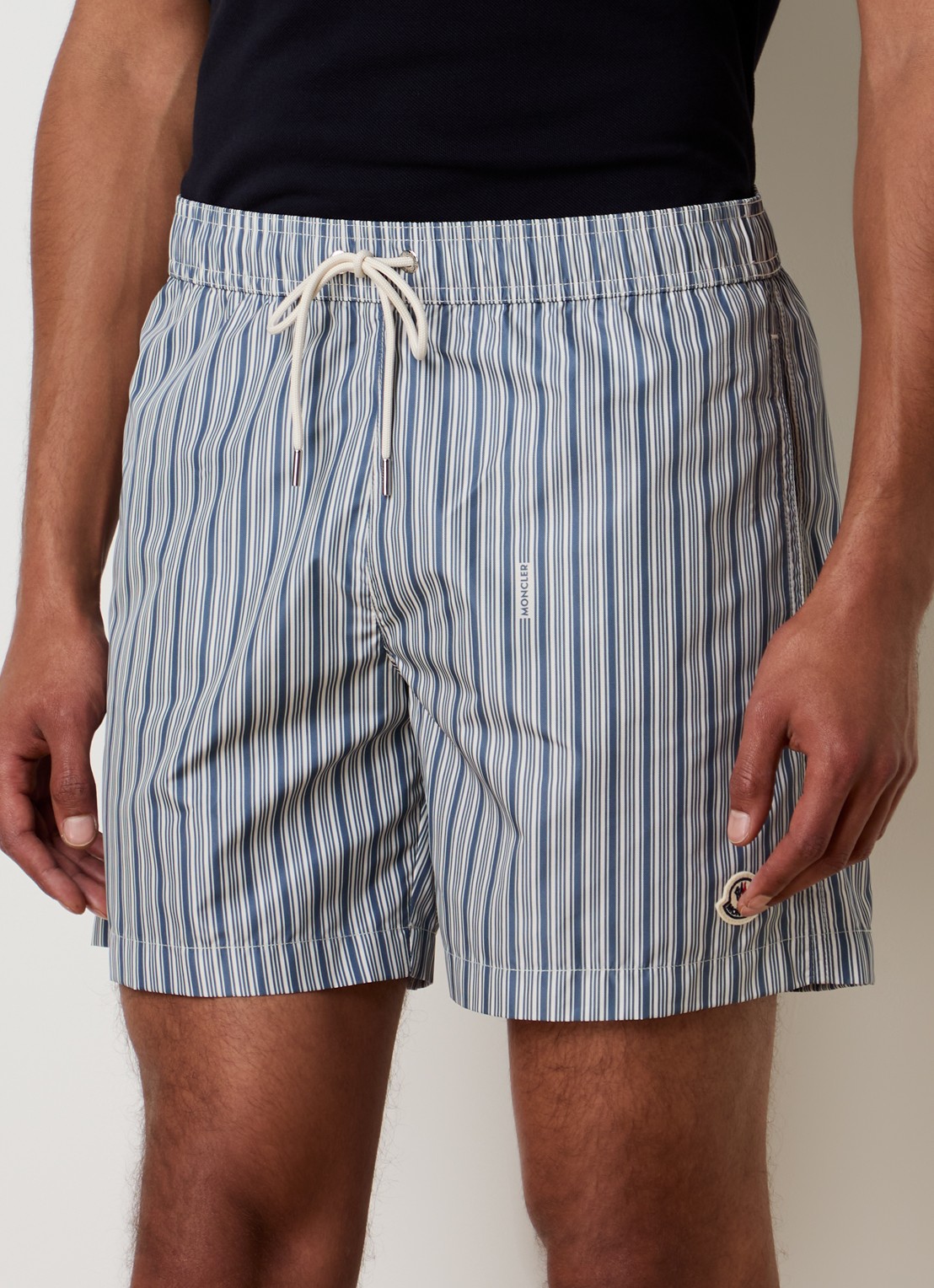 Moncler zwemshorts met streepprint en steekzakken - detail staalblauw