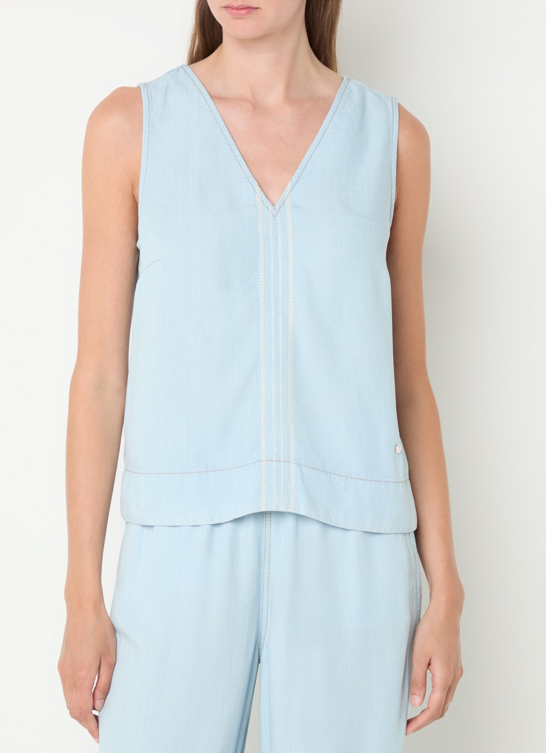Mos Mosh MMLilli mouwloze top van chambray met borduring - detail lichtblauw