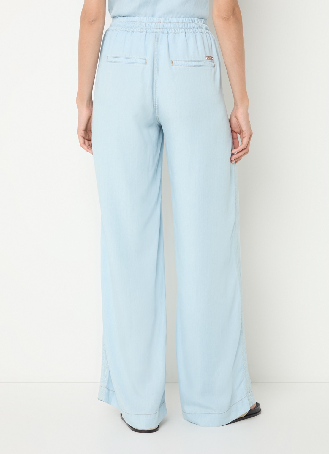 Mos Mosh MMMolli Olli high waist wide fit broek van chambray met steekzakken - achterkant lichtblauw
