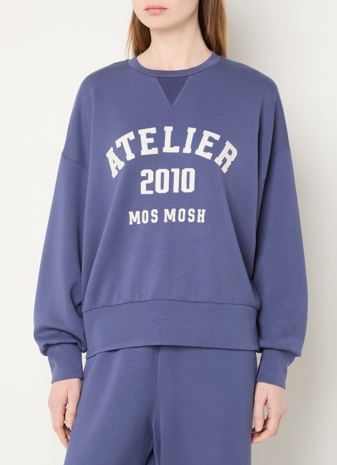 Mos Mosh MMNina sweater met flock logoprint - detail 4 staalblauw