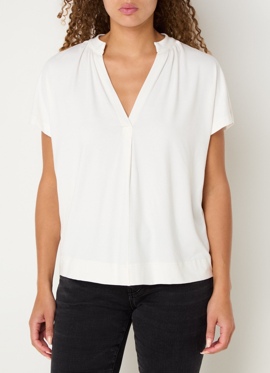Mos Mosh MMShira T-shirt met V-hals - detail gebroken wit
