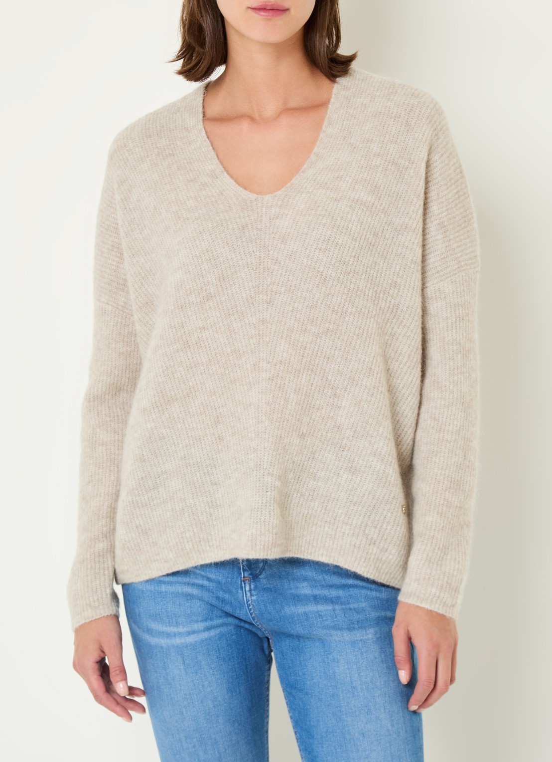 Mos Mosh MMThora fijngebreide pullover in alpaca wolblend met V-hals - detail feather grey / donkerbeige
