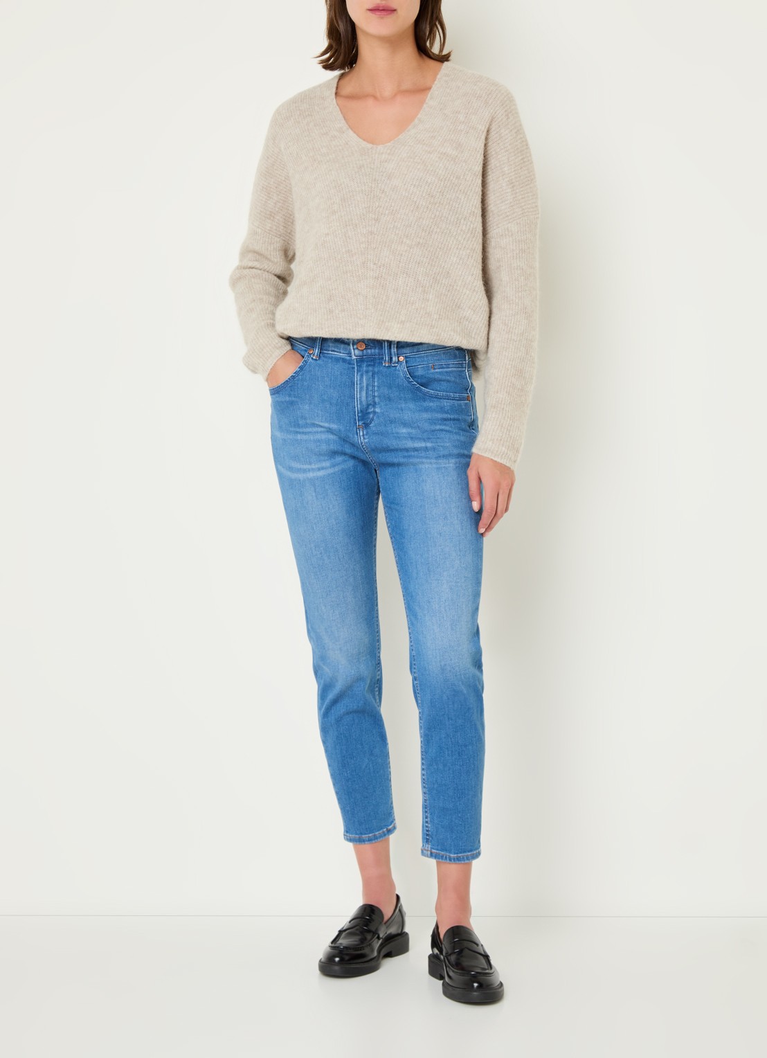Mos Mosh MMThora fijngebreide pullover in alpaca wolblend met V-hals - voorkant 4 feather grey / donkerbeige