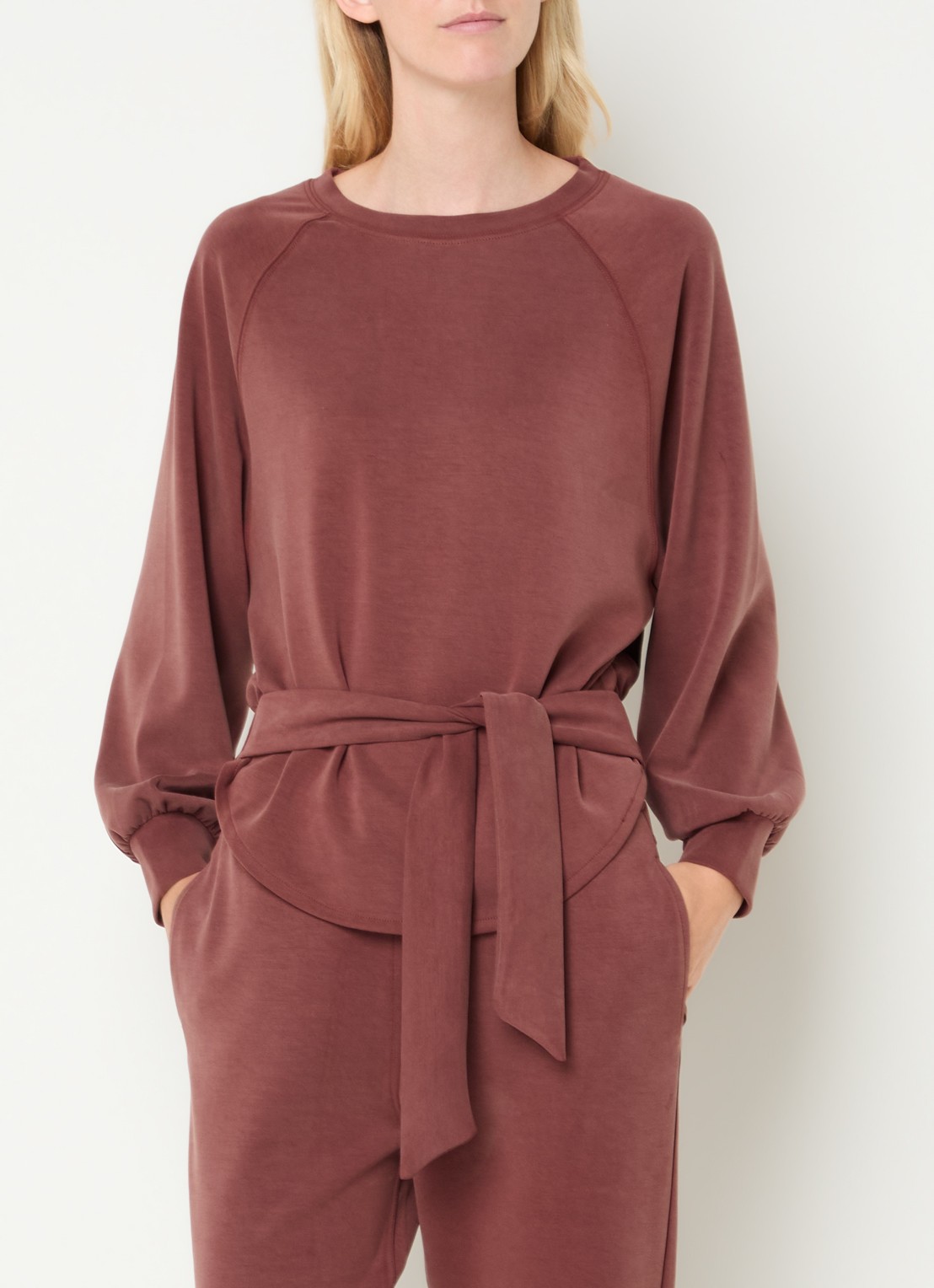 Moscow Romy sweater met strikceintuur - detail roodbruin