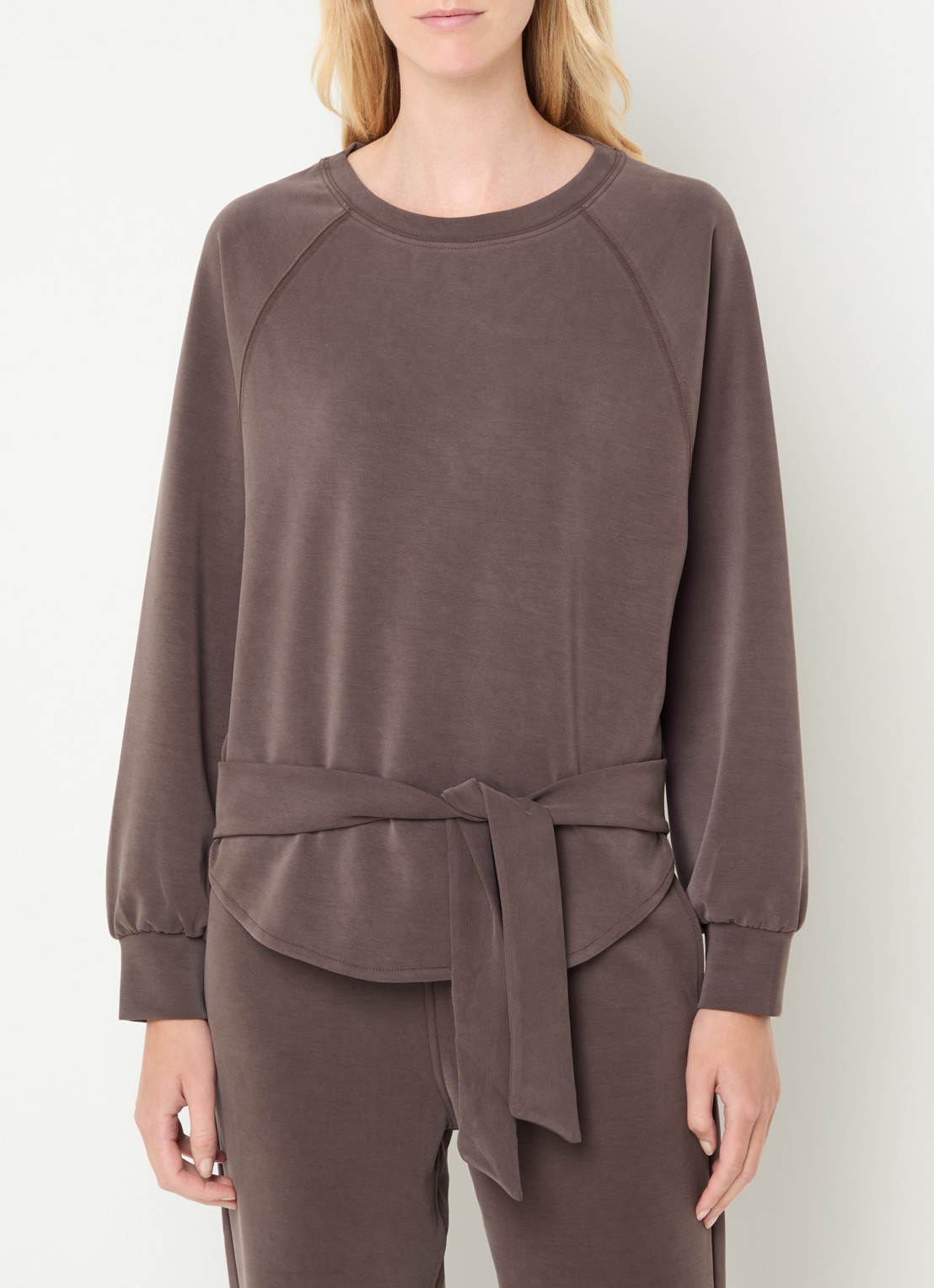 Moscow Romy sweater met strikceintuur - detail bruin
