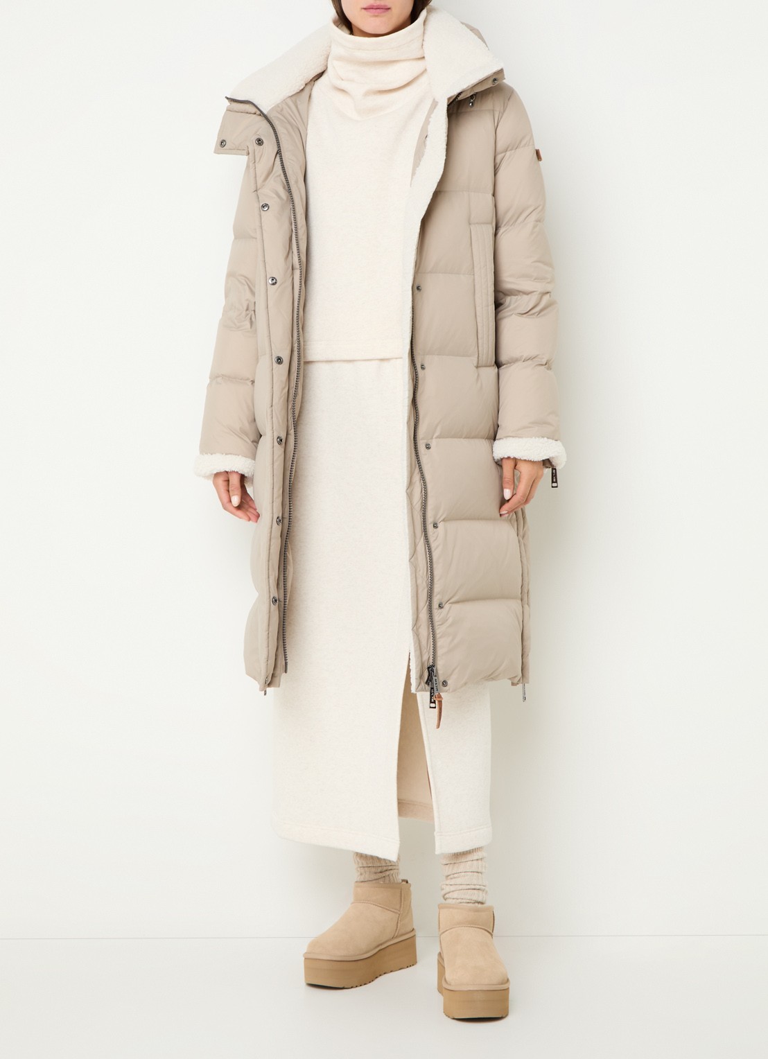 Moscow Xenia longline puffer jas met donsvulling en details van teddy - voorkant 2 taupe