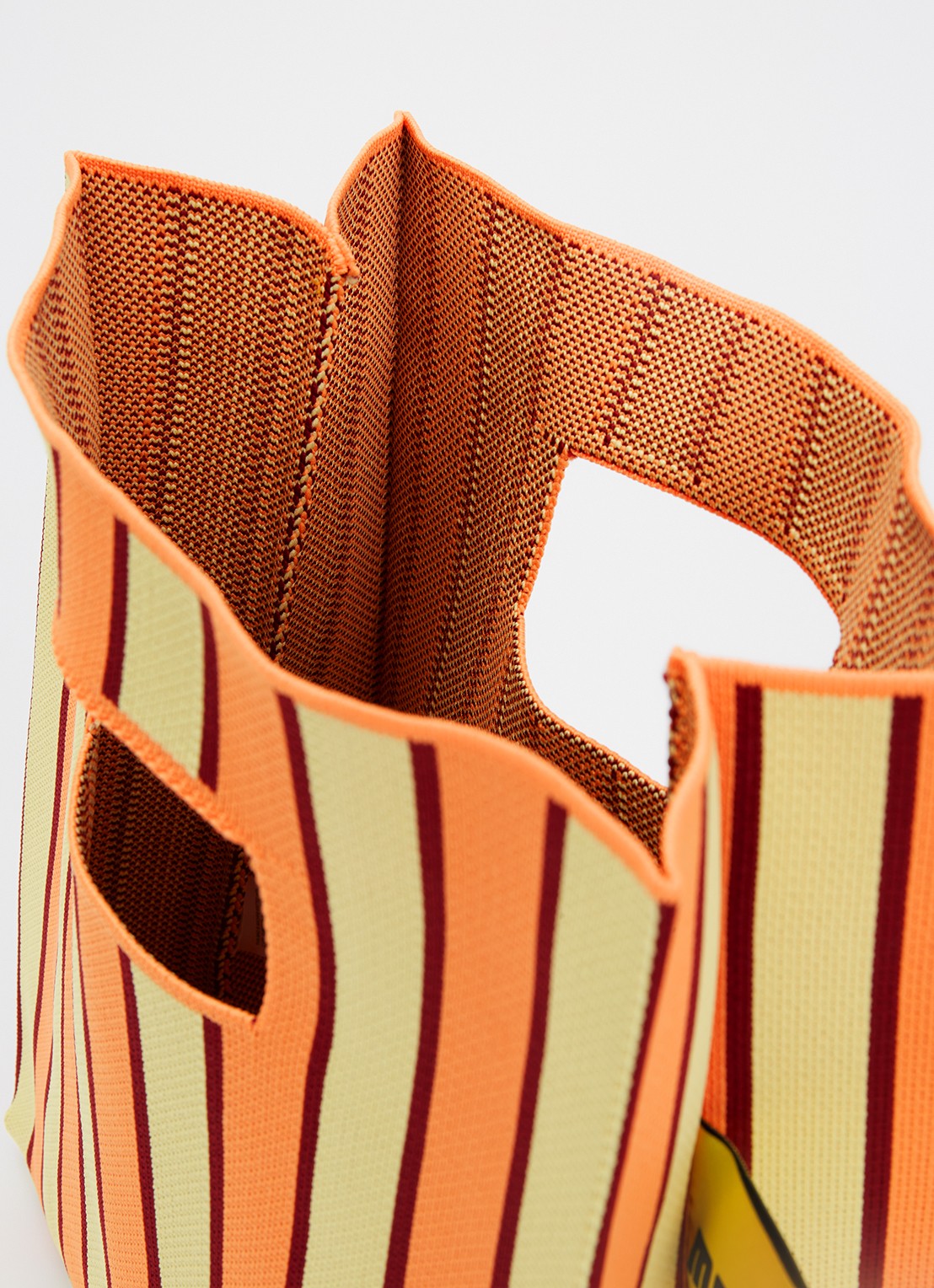 MOSJ Atelier Butter Bucket handtas met streepprint - detail orange