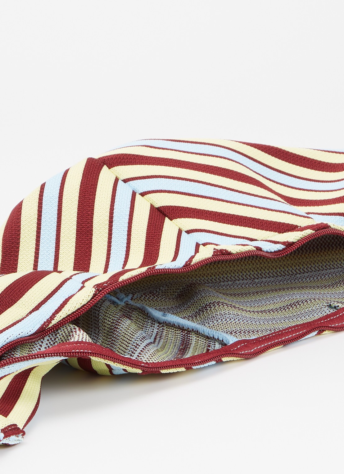 MOSJ Atelier Capri crossbodytas met verstelbare schouderriem - detail bordeauxrood
