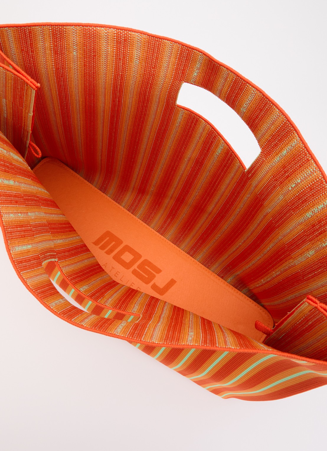 MOSJ Atelier Cosmo Everything Bucket shopper met streepprint en uitneembaar etui - detail 2 orange