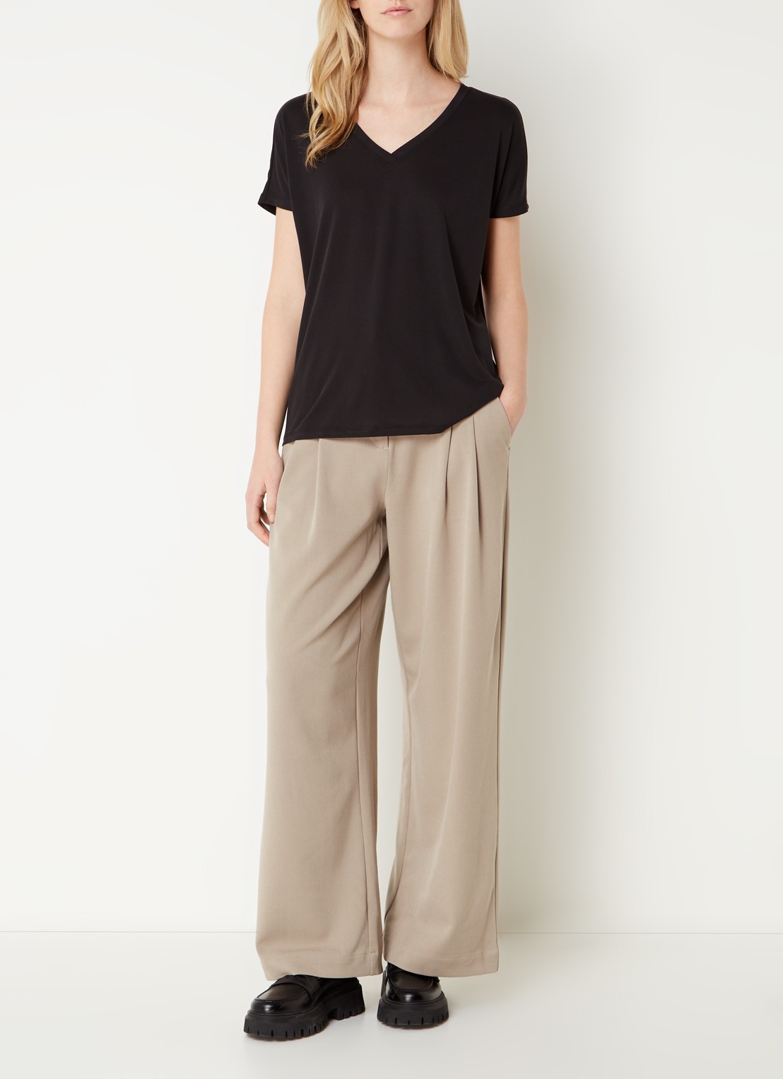 MSCH Copenhagen Fenya T-shirt met V-hals en stretch - voorkant 3 zwart