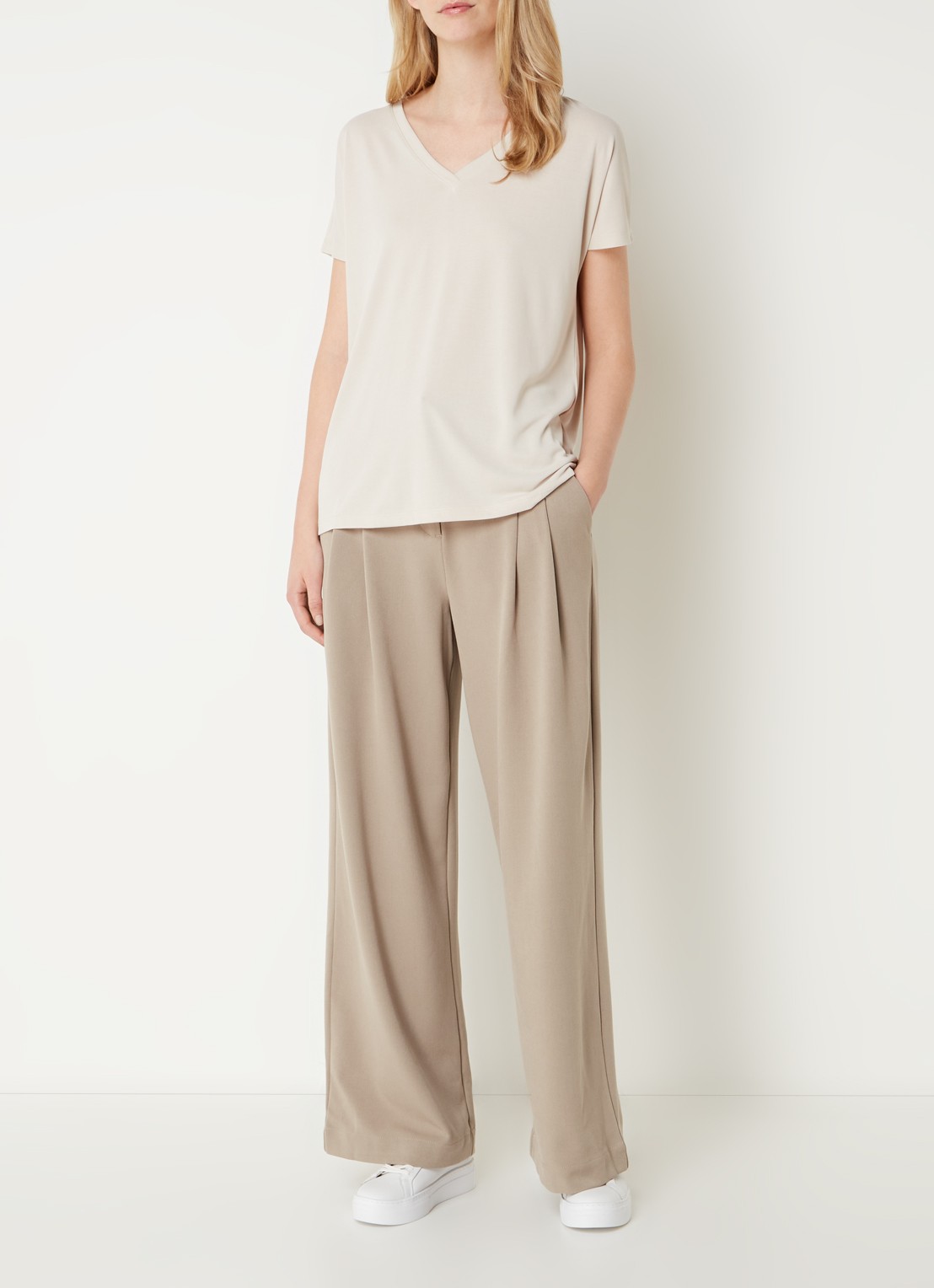 MSCH Copenhagen Fenya T-shirt met V-hals en stretch - voorkant 4 beige