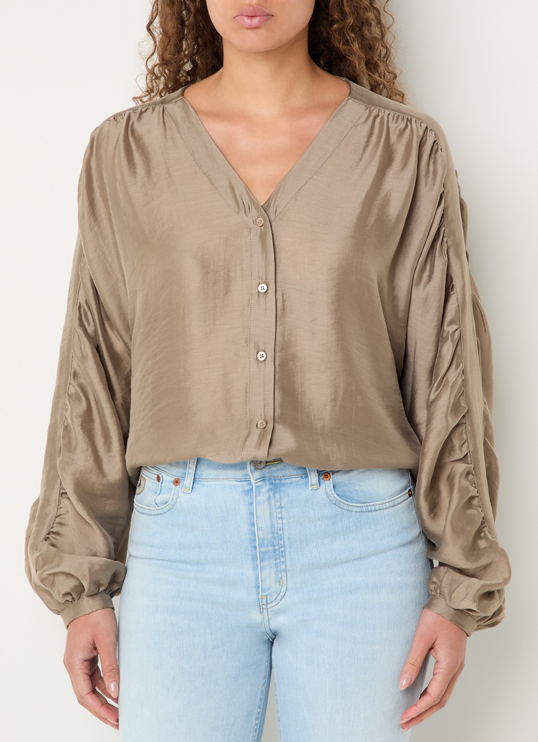 MSCH Copenhagen Ramona blouse van satijn met ballonmouw - detail lichtbruin